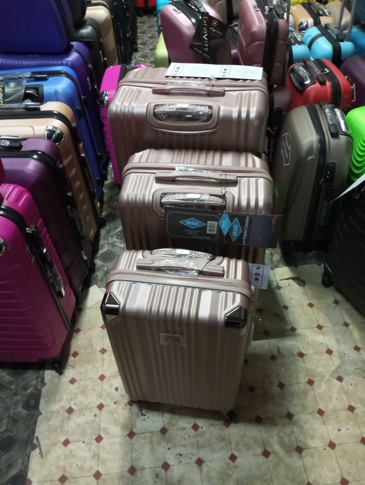 walizka mała kabinowa z twardego materiału na 4 kołach podrózna