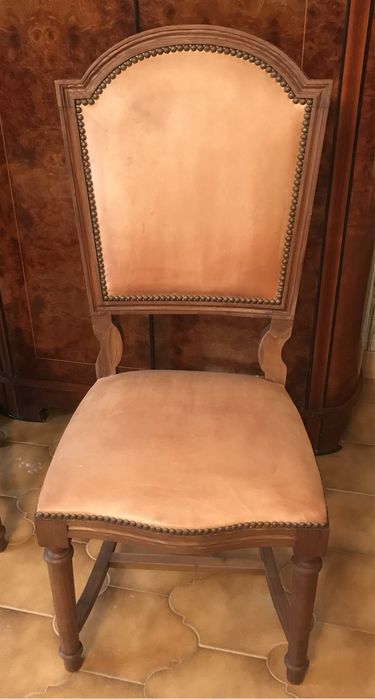 Mesa oval extensível e 6 cadeiras com couro