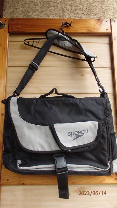 Torba na laptopa na ramię firmy Speedo.
