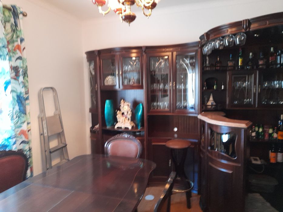 Móvel  de Sala Jantar/Bar em Raiz de Nogueira -Elegância e Qualidade