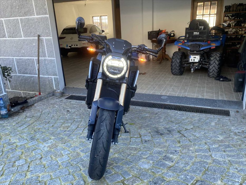 Honda CB650R em excelente estado!