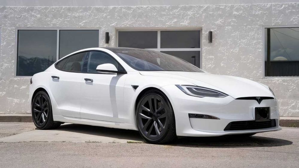 Tesla Model S Plaid      2021