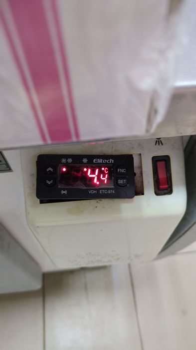 Продам холодильные витрины б/у
