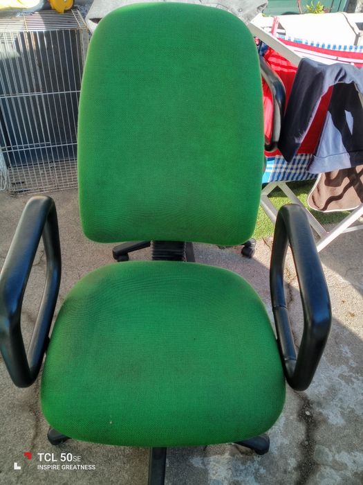 Cadeira elevatória de secretária em tecido.