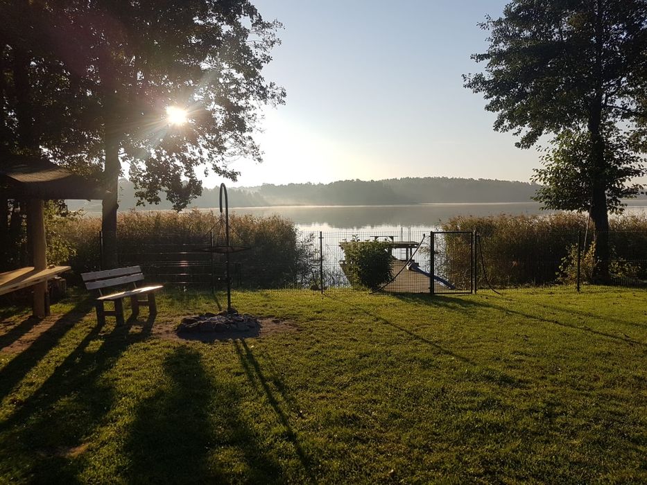 Domek letniskowy na Mazurach nad jeziorem Orzysz z linia brzegową.
