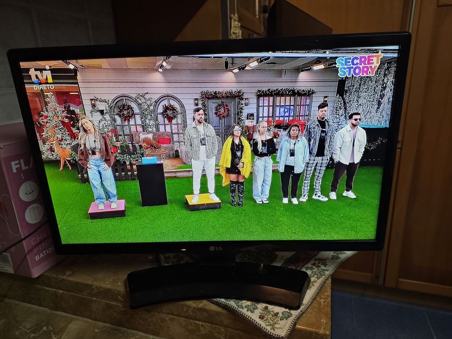 Vendo TV LG muito pouco usada  32 cms.Ideal para quarto de criança.