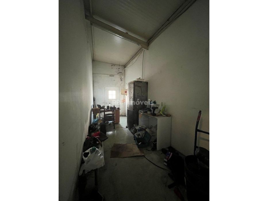 Armazém amplo com 240m2 em Carrazede - Tomar