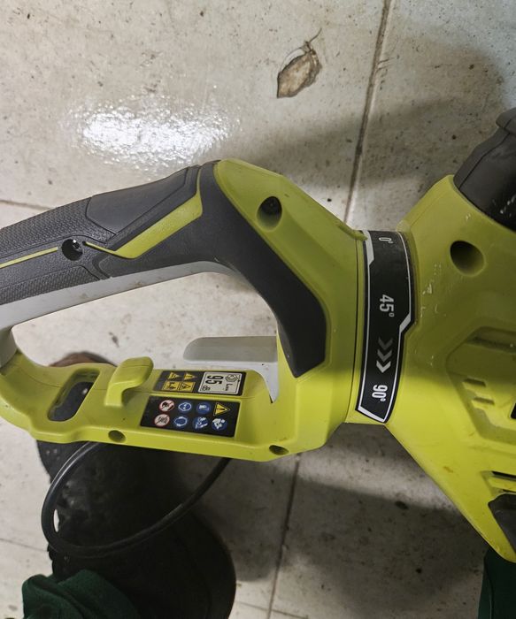 Maquina de corte de sebes e arbustos