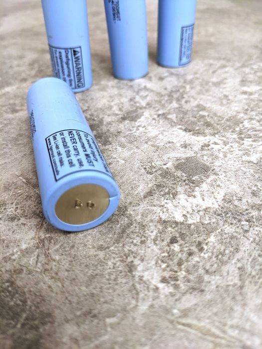 Акумулятор LG M58T 21700 найбільш ємкий 5800 mAh, сині