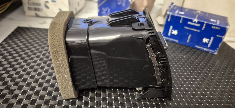 Oryginalna Kratka Nawiewu Prawa Skoda Yeti 5L0819702 Nowa OEM NOS