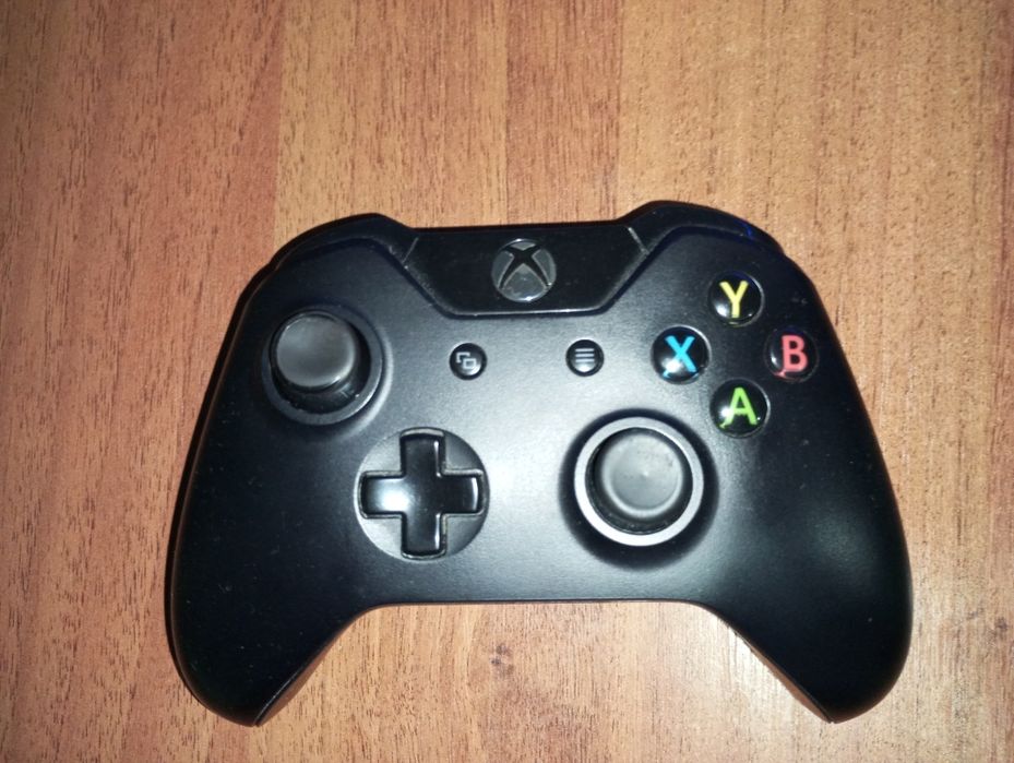 Продам Xbox One X на 1 tb