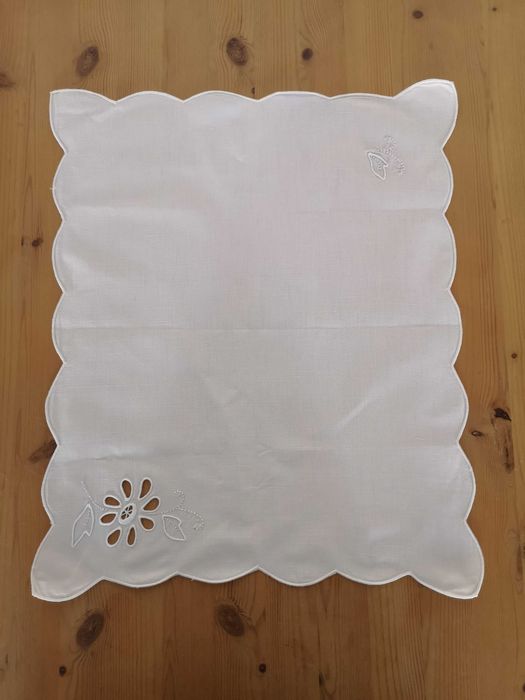 Naperon com pormenores bordados