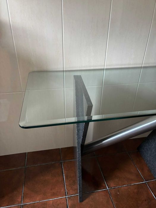 Mesa em Pedra Natural e vidro temperado