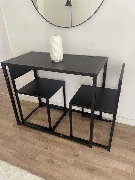 Conjunto cadeira e mesas pretas