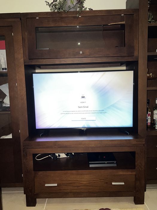 Móvel de sala e mesa de centro