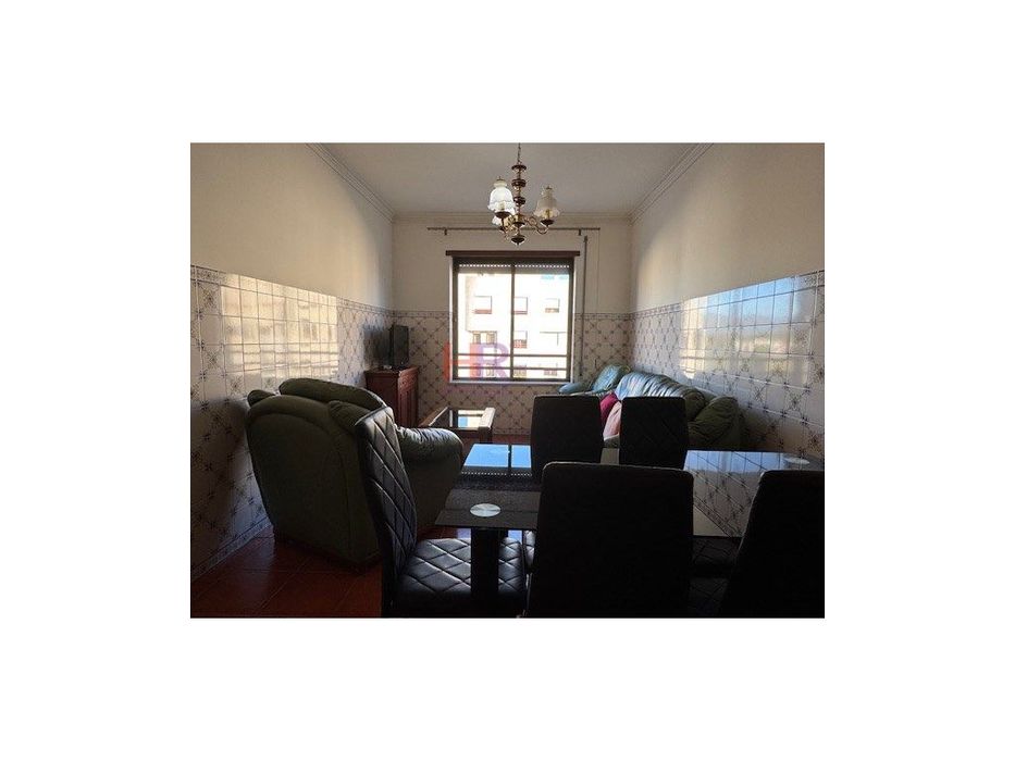 Apartamento T2 mobilado e equipado com garagem em Coimbra.