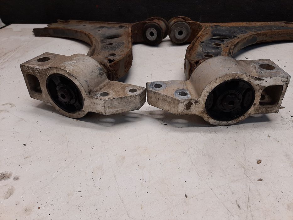 Передній ричаг підвіски vw golf 5 Caddy Touran Skoda a5