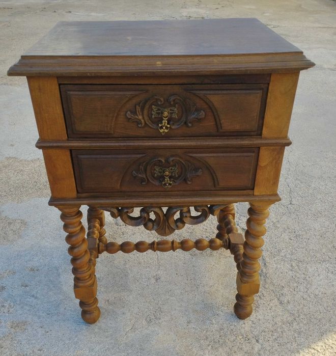 Mesinha de cabeceira vintage em carvalho maciço com duas gavetas