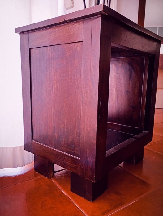 Móvel de apoio em madeira maciça castanha