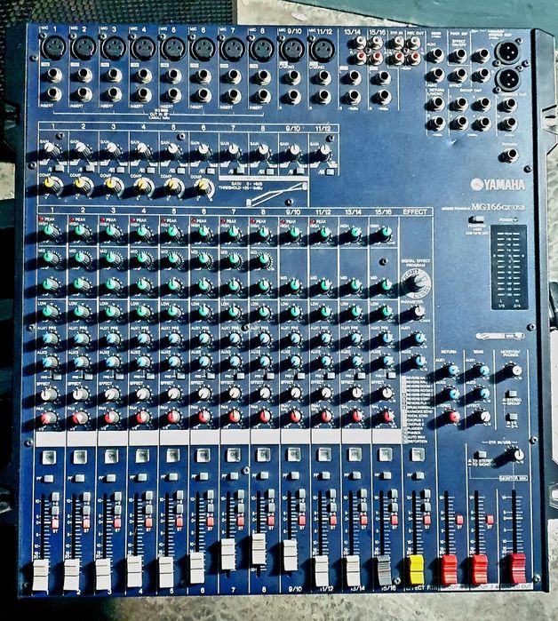 2 Mesas de mistura YAMAHA 16 canis / SOUDCRAFT 12 canais