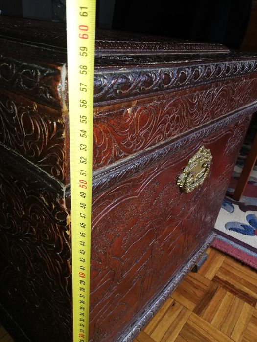 Baú em madeira maciça