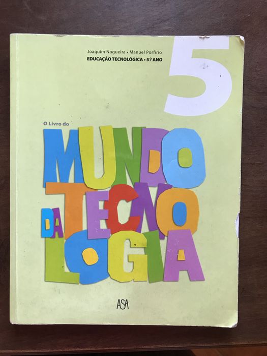 Manuais de várias disciplinas 5° ano