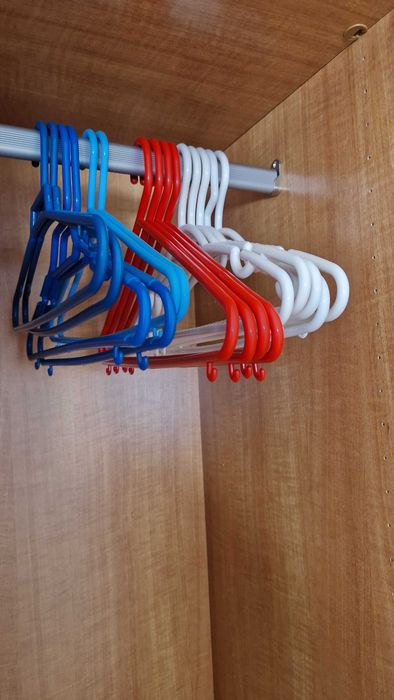 Conjunto 14 cabides cores diversas de plástico