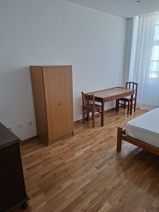 Alugo quarto perto da universidade do porto