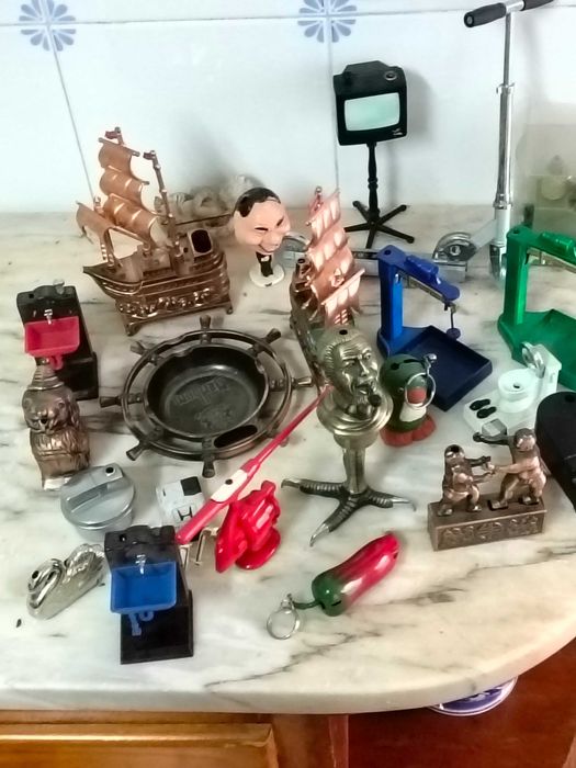 Miniaturas de esqueiros personalizados entre outros