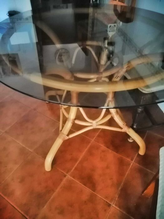 Mesa Redonda em Vidro com Estrutura em Vime/Bambu