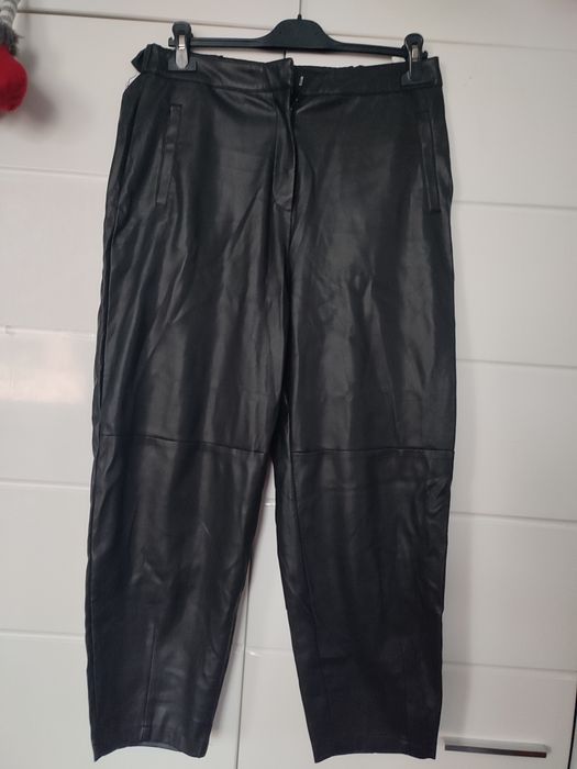 czarne spodnie z eko skóry rozmiar 42 Reserved
