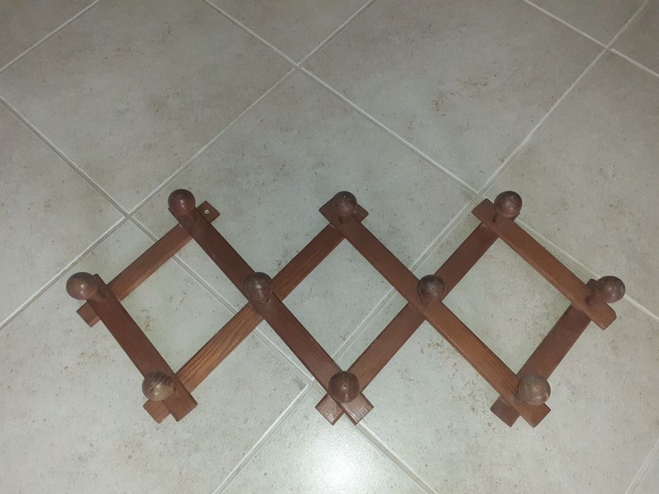 Cabide de parede em madeira