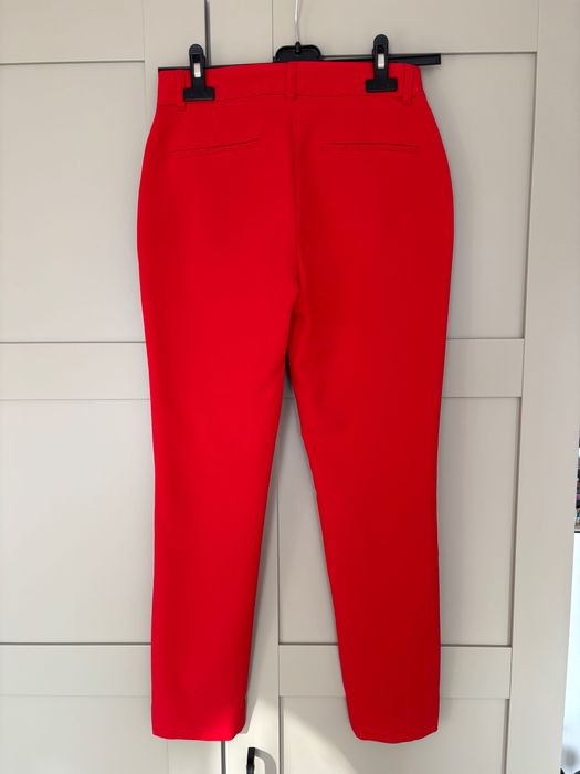 Czerwone cienkie spodnie