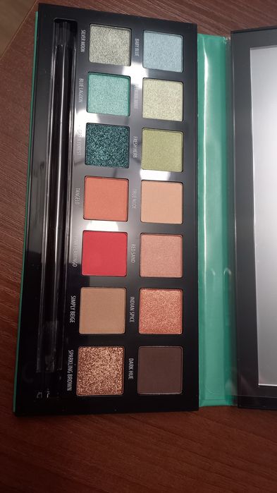 Nowa paleta cieni Douglas