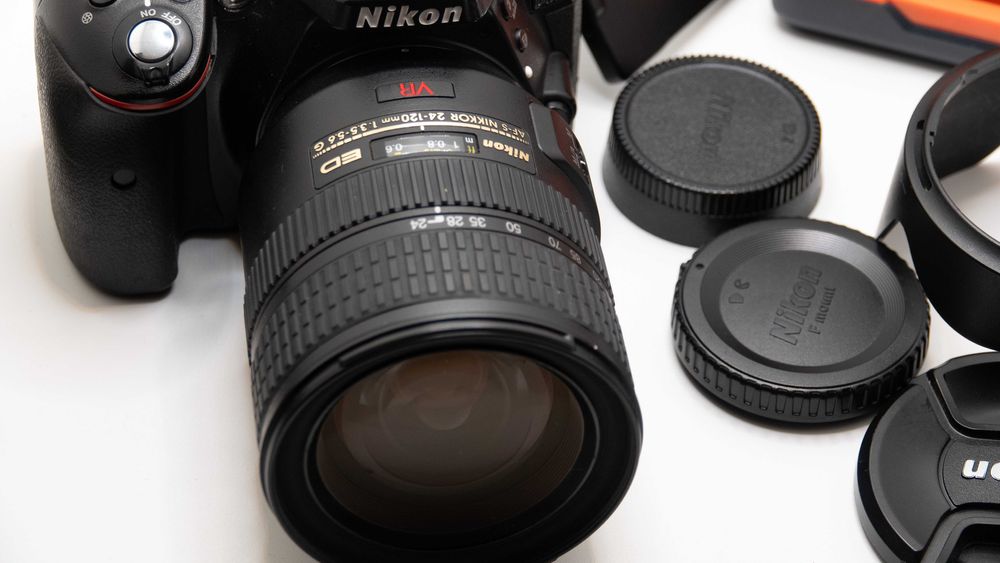 Camera Nikon 5300 com objetiva 24-120mm F 3.5 - 5.6 VR