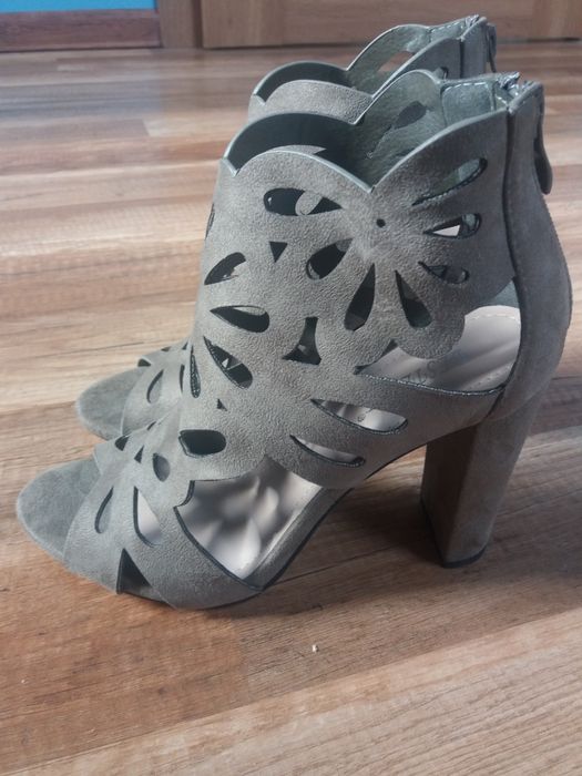 Nowe sandały damskie na wysokim obcasie 37