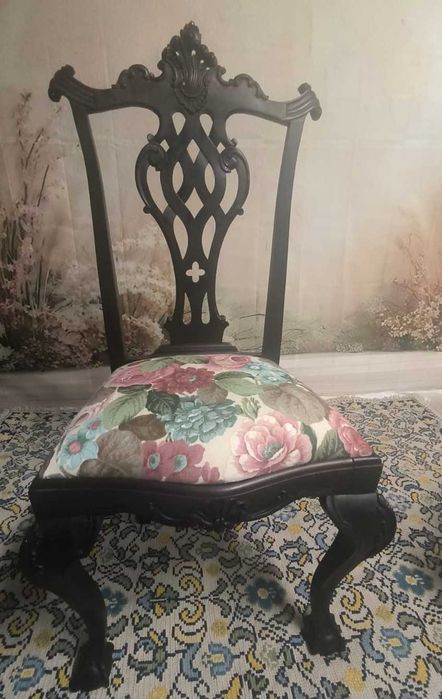 Cadeira elegante e banco de estilo clássico com padrão floral