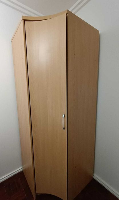 Roupeiro com quatro peças, modular, e uma secretária para criança.