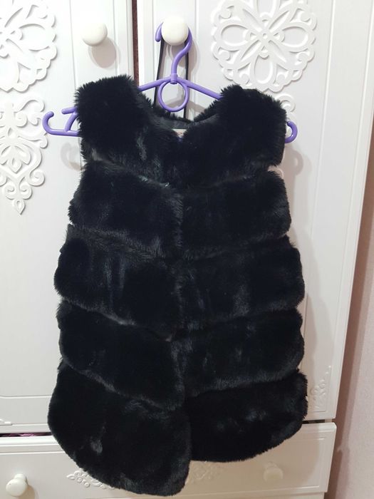 Тепленька жилетка на дівчинку 8 р.