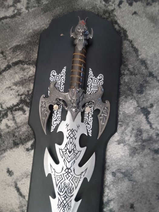 Сувенірний меч на підставці