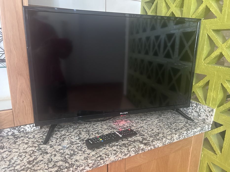 TV Silver com ecrã LED de 32 polegadas com pouco uso, como nova