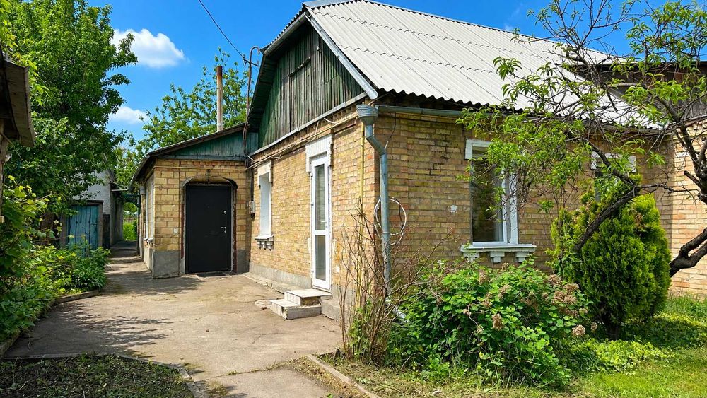 Будинок з газом, з комунікаціями та зручностями. Ділянка 8.6 соток