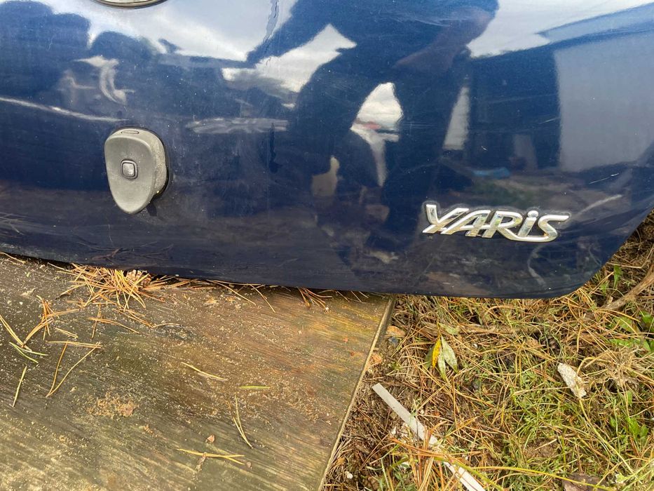 Toyota Yaris II 8P4 kompletna klapa bagażnika