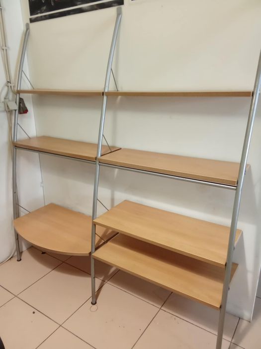 Mobiliário de escritório (duas secretárias, um arquivo, uma estante)