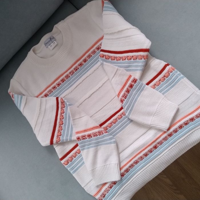 Biały sweter w kolorowe paski S-M