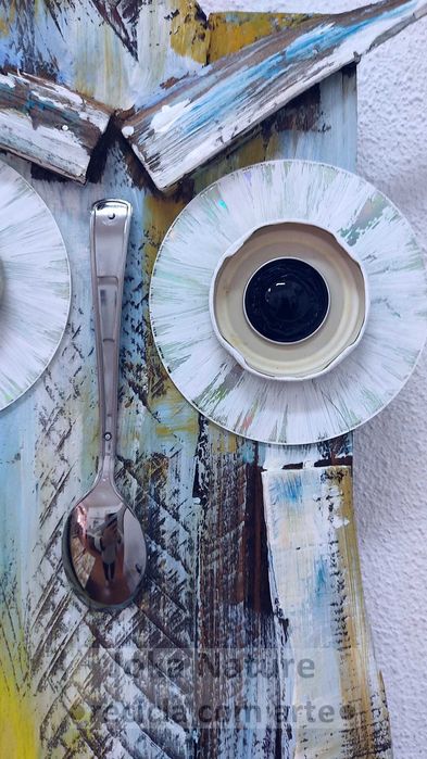 Peça em madeira 100% artesanal e materiais reciclados (83x33cm)