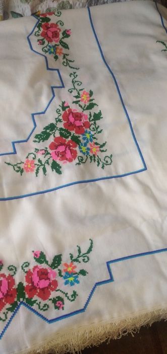 Скатертина вишита
