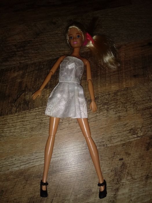 Zestaw. Lalka babie ze skuterem i kaskiem.