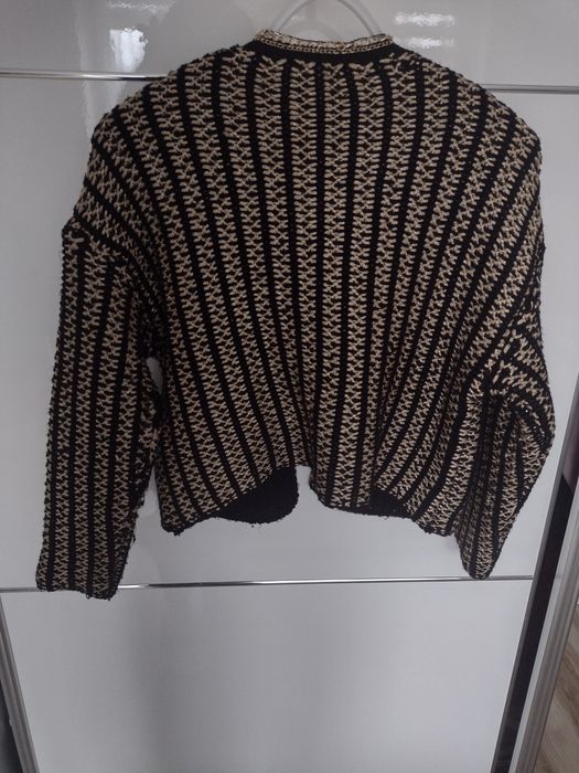 Elegancki kardigan sweter czarny ze złotą nitką Mango