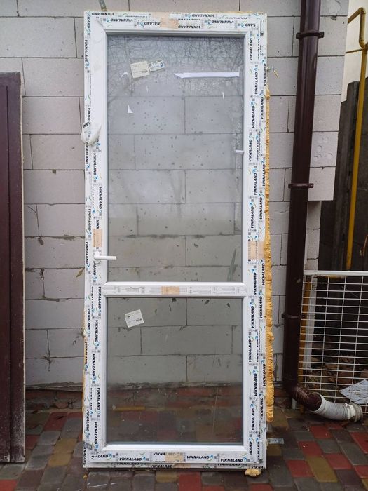 Продам дверь и  2 окна